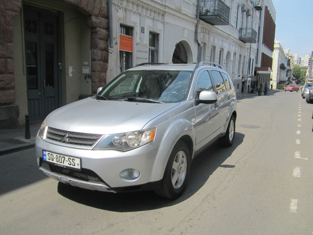 Прокат Mitsubishi Outlander XL 3.0 AT в Тбилиси (Грузия)